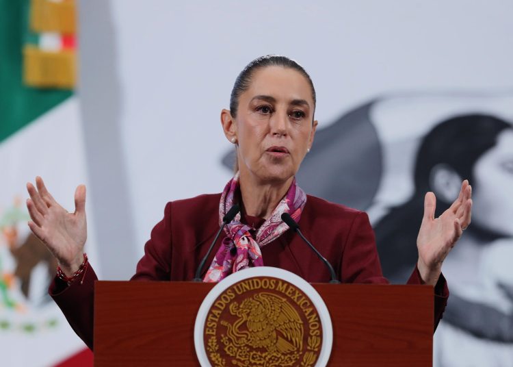 Claudia Sheinbaum durante su conferencia matutina, aclarando la relación de México con Cuba y Estados Unidos.. EFE/Mario Guzmán