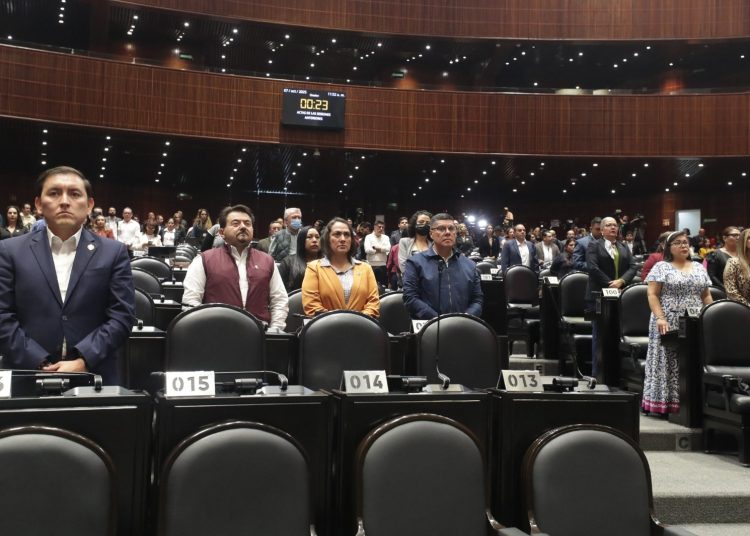 Diputadas y diputados recordaron a los niños, mujeres y hombres asesinados en la franja de Gaza durante el minuto de silencio