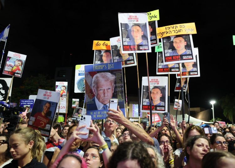 Familias israelíes en la Plaza de los Rehenes de Tel Aviv esperan el regreso de los secuestrados por Hamás, con banderas y emoción contenida.. EFE/EPA/ABIR SULTAN