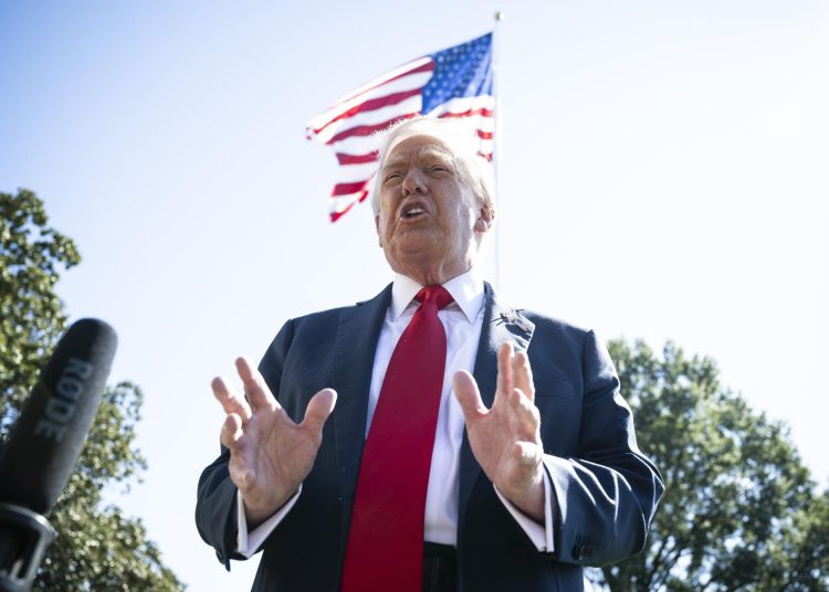 Donald Trump durante su reunión de gabinete destacó el acuerdo entre Israel y Hamás. EFE/ Graeme Sloan POOL
