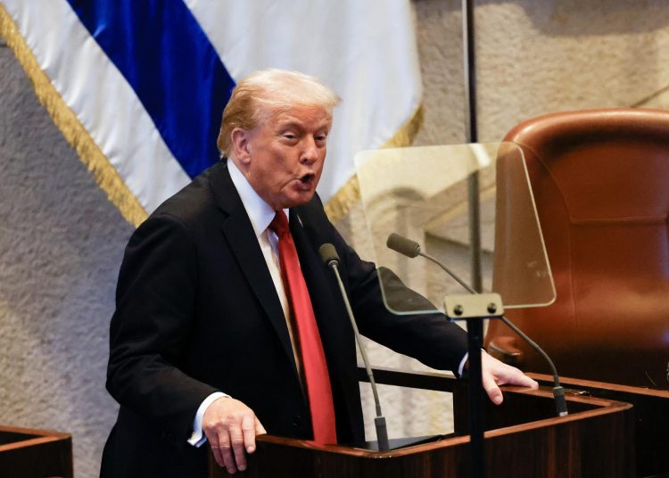 Donald Trump durante su discurso en la Knéset celebrando el fin de la guerra Israel-Hamás.. EFE/EPA/JALAA MAREY / POOL