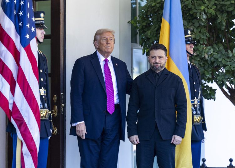 Donald Trump se reunió con Volodímir Zelenski en la Casa Blanca para discutir la guerra en Ucrania. EFE/EPA/SHAWN THEW