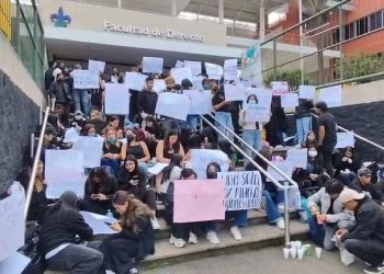 Estudiantes de la Universidad Veracruzana se manifiestan, exigen información sobre compañeros desaparecidos tras inundaciones