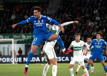 El defensa del Real Madrid Raúl Asencio (i) lucha con André Silva