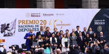 Claudia Sheinbaum, encabezó la ceremonia de entrega del Premio Nacional del Deporte 2025, un galardón que este año adquiere un brillo especial al conmemorar su 50.º aniversario.