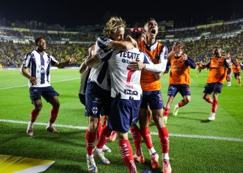 El argentino Germán Berterame anotó un gol de cabeza en el tiempo de descuento para convertir este sábado a Monterrey en el primer semifinalista