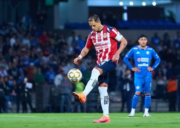 El Cruz Azul del entrenador argentino Nicolás Larcamón derrotó este domingo por 3-2 a las Chivas
