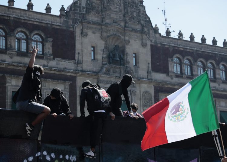 Clara Brugada asegura que no hubo represión en la marcha de la Generación Z y acusa narrativa falsa de la oposición. EFE/ José Méndez