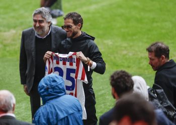 Mike McDaniel recibió la camiseta del Atlético de Madrid