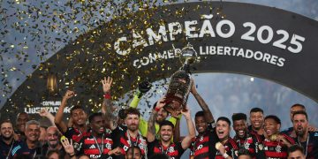 Jugadores de Flamengo celebran con el trofeo al ganar la Copa Libertadores ante Palmeiras