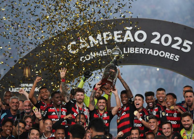 Jugadores de Flamengo celebran con el trofeo al ganar la Copa Libertadores ante Palmeiras