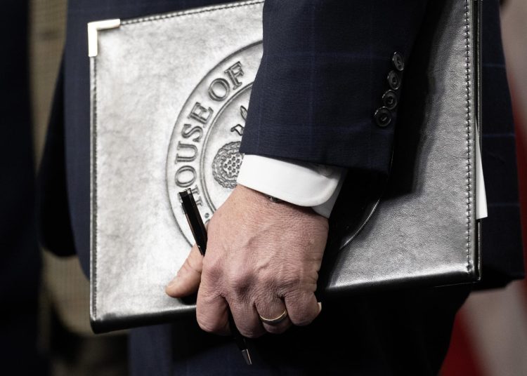 El Departamento de Justicia de EU recibe un millón de nuevos documentos sobre Epstein | FOTO EFE