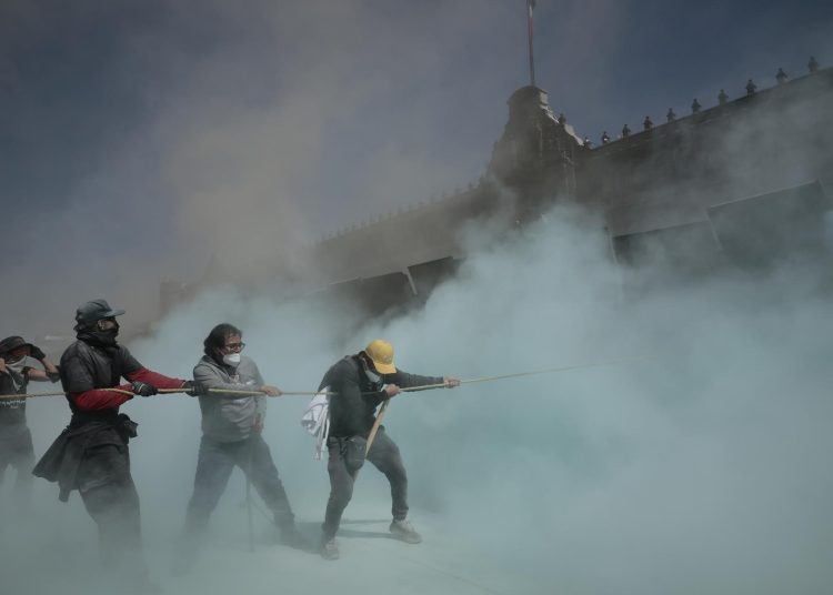 Trasladan a 7 detenidos al Reclusorio Norte por intento de homicidio en manifestación de la Generación Z | FOTO EFE