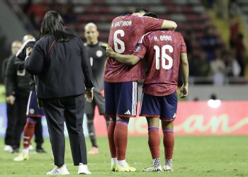 lexis Gamboa (i) y Alejandro Bran de Costa Rica se lamentan este martes, en un partido por las eliminatorias de Concacaf al Mundial 2026 entre Costa Rica