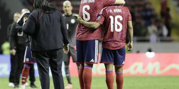 lexis Gamboa (i) y Alejandro Bran de Costa Rica se lamentan este martes, en un partido por las eliminatorias de Concacaf al Mundial 2026 entre Costa Rica
