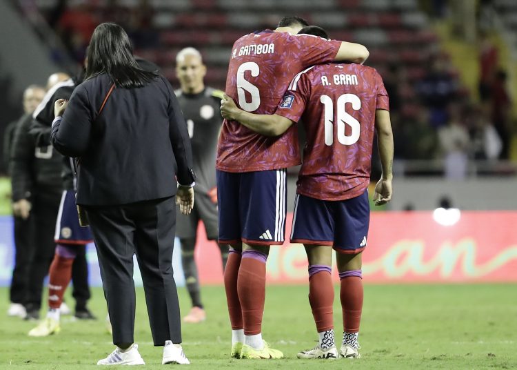 lexis Gamboa (i) y Alejandro Bran de Costa Rica se lamentan este martes, en un partido por las eliminatorias de Concacaf al Mundial 2026 entre Costa Rica