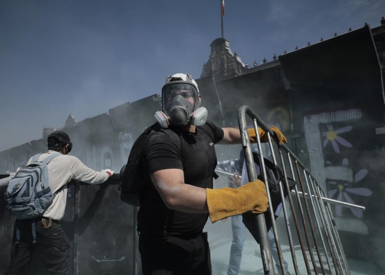 La protesta de la 'Generación Z' en Ciudad de México termina con disturbios en el Zócalo | Foto EFE