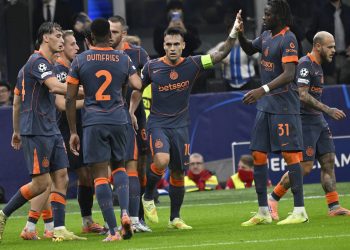 Inter Milan’s Lautaro Martinez (C) celebrates with teammates after scoring the 1-0