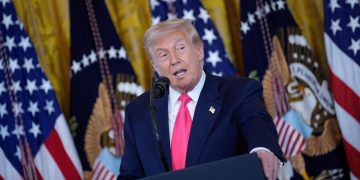 Trump amenaza con echar a Powell si no renuncia en mayo