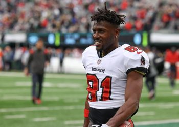 El exreceptor de la NFL Antonio Brown enfrenta una pena máxima de hasta 30 años de prisión
