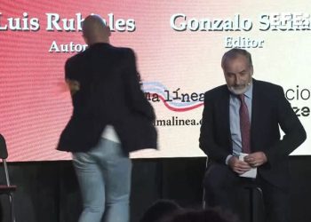 Luis Rubiales es atacado por su tío durante la presentación de su libro