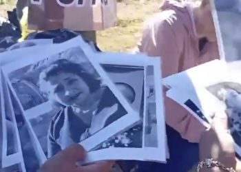 Familiares de víctimas instalan altar frente a la Fiscalía de Chihuahua