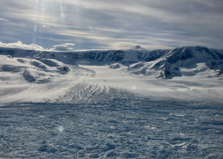 Colapso histórico en la Antártida: el glaciar Hektoria pierde la mitad de su masa en dos meses | FOTO / Naomi Ochwat.