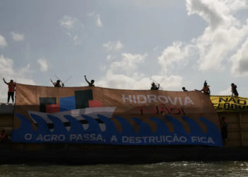 Flotilla de 200 barcos protesta en la Amazonia durante la COP30