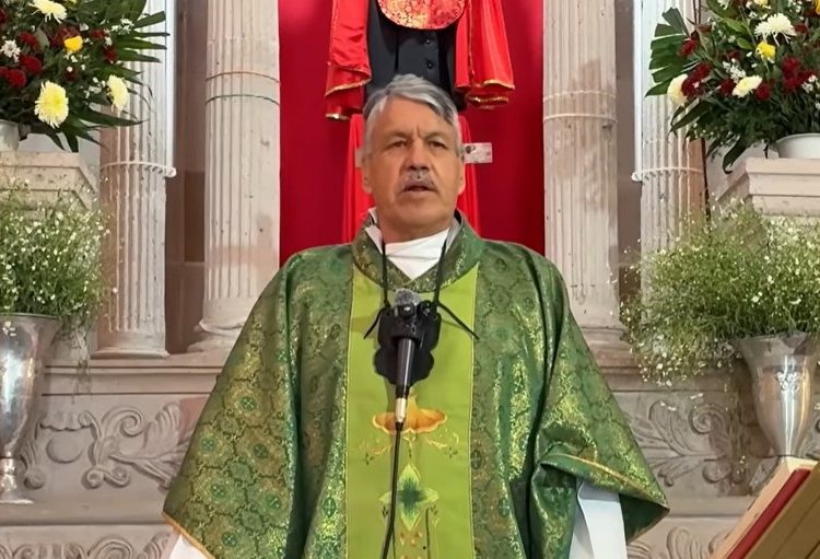 Padre Pistolas se disculpa con gobernadora de Guanajuato