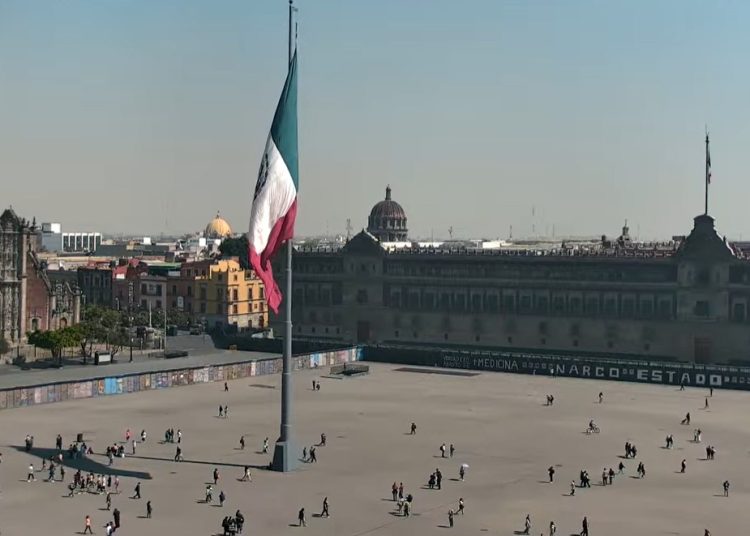 Las vallas de Palacio Nacional ahuyentan a turistas y consumidores | CAPTURA DE PANTALLA: YOUTUBE WEBCAMSDEMEXICO