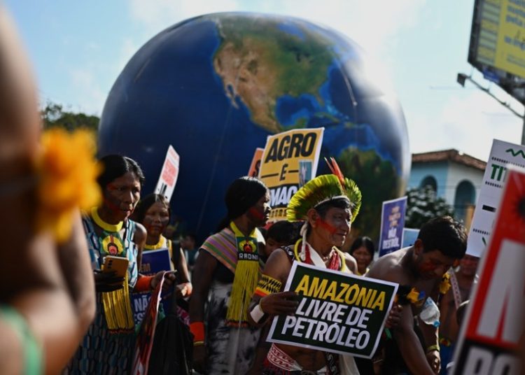 Miles de manifestantes alzan su voz en la COP30 en una protesta contra "falsas soluciones" | FOTO EFE