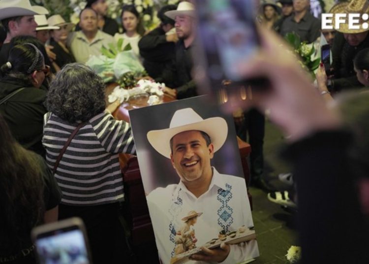 El gobernador de Michoacán dice que un escolta de Carlos Manzo está prófugo | FOTO EFE
