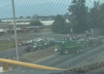 🚚 Continúan bloqueos carreteros en Michoacán