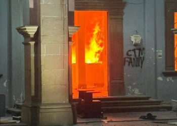 Continúan protestas en Michoacán tras asesinato de Carlos Manzo: queman presidencia municipal y vandalizan teleférico