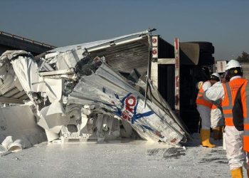 🚧 Edomex: Volcadura de tráiler provoca caos vial y rapiña en el CEM y Periférico