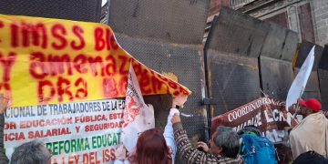 CNTE ya marcha hacia el Congreso; denuncian lesionados por agresiones del Gobierno Federal