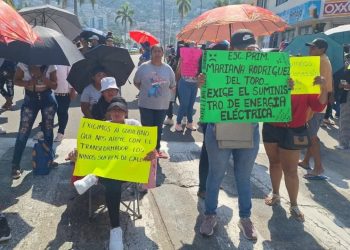 Bloquean Costera en Acapulco por falta de luz en primaria: niños sufren golpes de calor