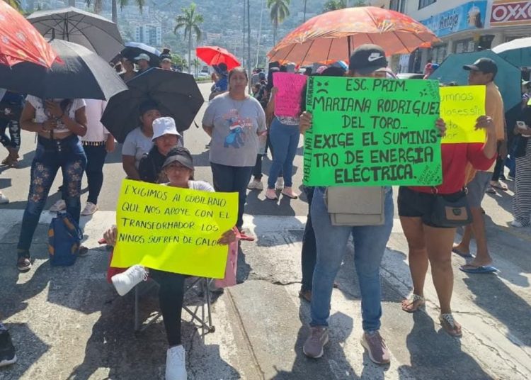Bloquean Costera en Acapulco por Falta de Luz en Primaria: Niños Sufren Golpes de Calor