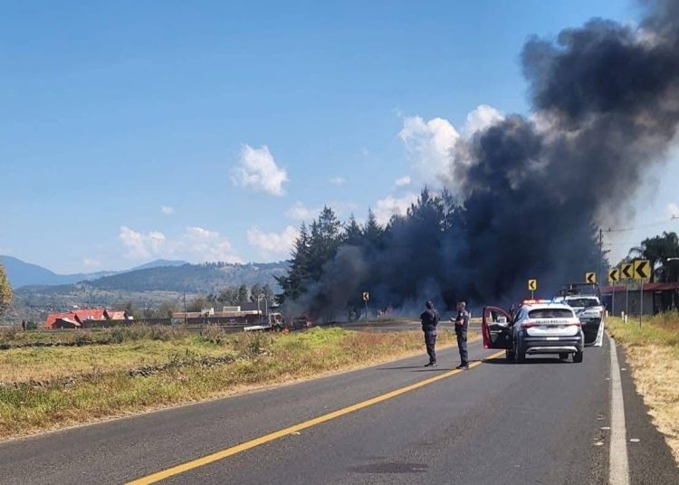 En respuesta a operativo de seguridad, queman vehículos en seis puntos de Michoacán