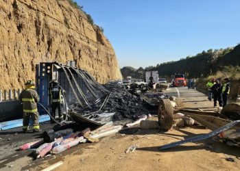 🚧 Cierre de 5 horas en la autopista Toluca-Naucalpan por incendio de tráiler