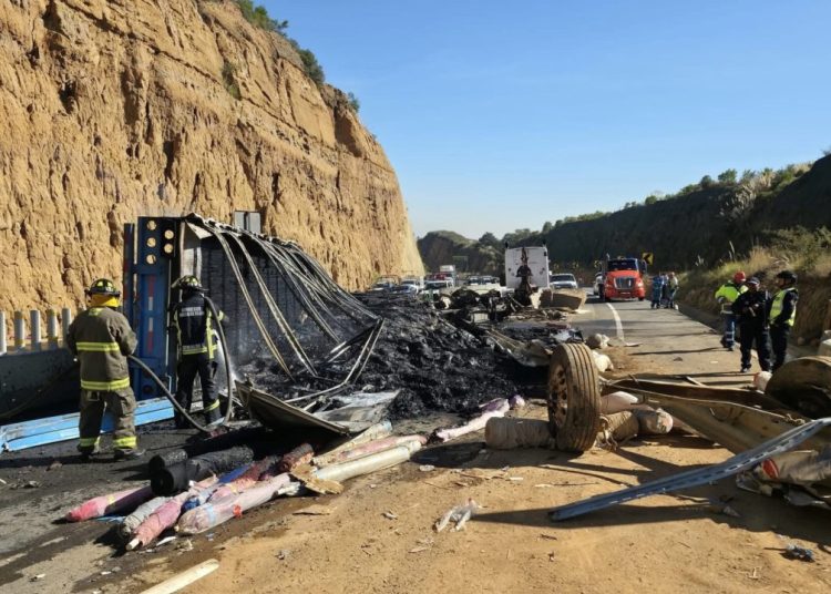 Cierre de 5 horas en la autopista Toluca-Naucalpan por incendio de tráiler