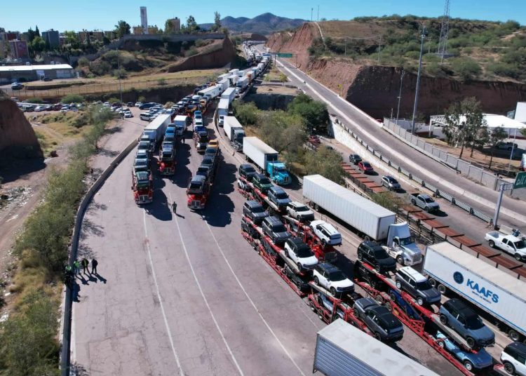 Bloqueo de productores impide paso diario de tres mil camiones con mercancías de exportación