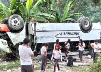 Autobús escolar se vuelca en Emiliano Zapata, Veracruz: una estudiante muere y 25 resultan heridos