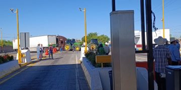 Productores agrícolas mantienen bloqueos por cuarto día en Sinaloa