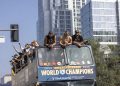 Dodgers desfilan en Los Ángeles por su título de Serie Mundial