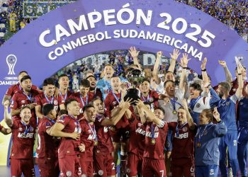 Jugadores de Lanús celebran con el trofeo al ganar la Copa Sudamericana este sábado