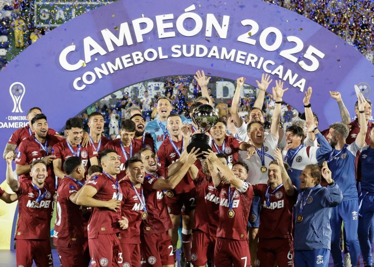 Jugadores de Lanús celebran con el trofeo al ganar la Copa Sudamericana este sábado