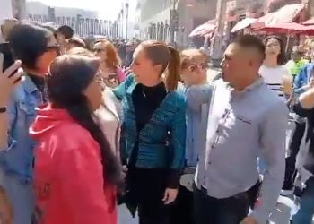 Claudia Sheinbaum durante recorrido en el Centro Histórico antes del incidente.