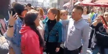 Claudia Sheinbaum durante recorrido en el Centro Histórico antes del incidente.