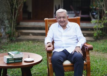 López Obrador reaparece desde su rancho para presentar su libro ‘Grandeza’ y habla de su retiro político